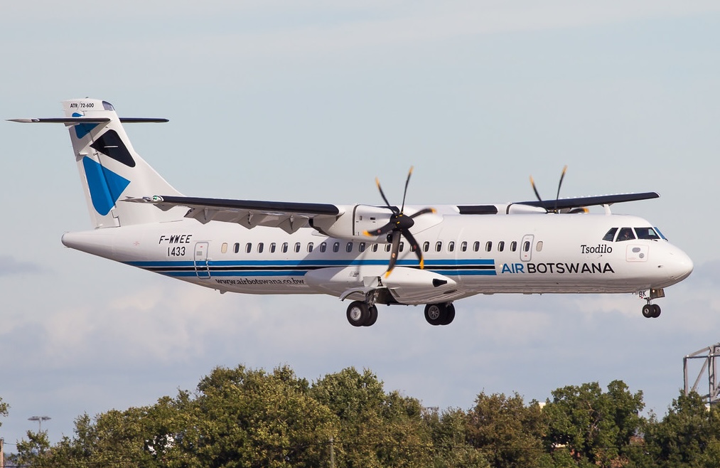 Air Botswana ATR-72 Strikes Runway Lights During Wet Landing in Gaborone