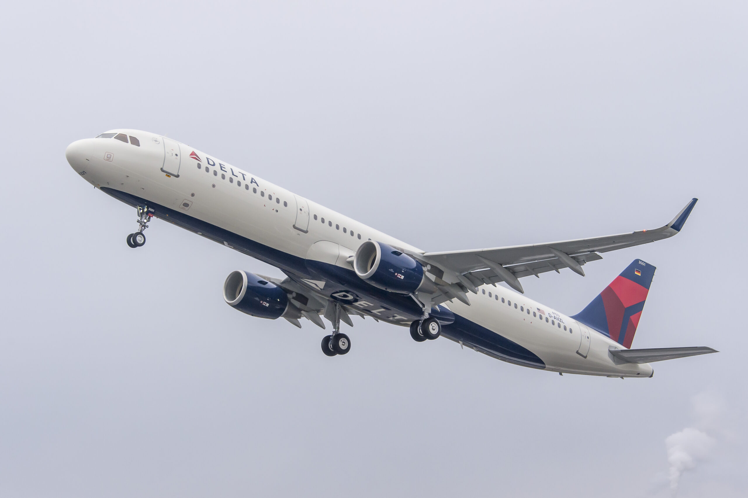 Delta Airlines Orlando-Los Angeles Flight, unusual odour onboard, diverts to Tampa