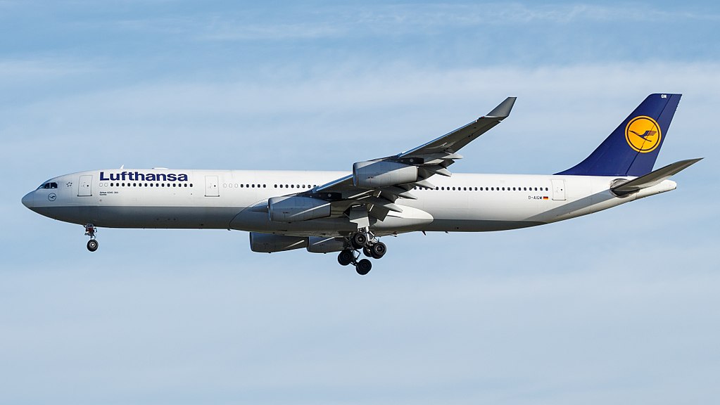 Lufthansa A340 Returns to Cape Town After Landing Gear Door Malfunction
