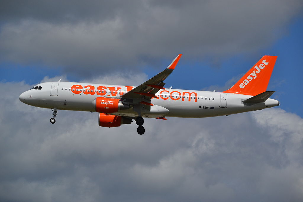 easyJet A320 Lands Safely in Lamezia Terme After In-Flight Engine Failure