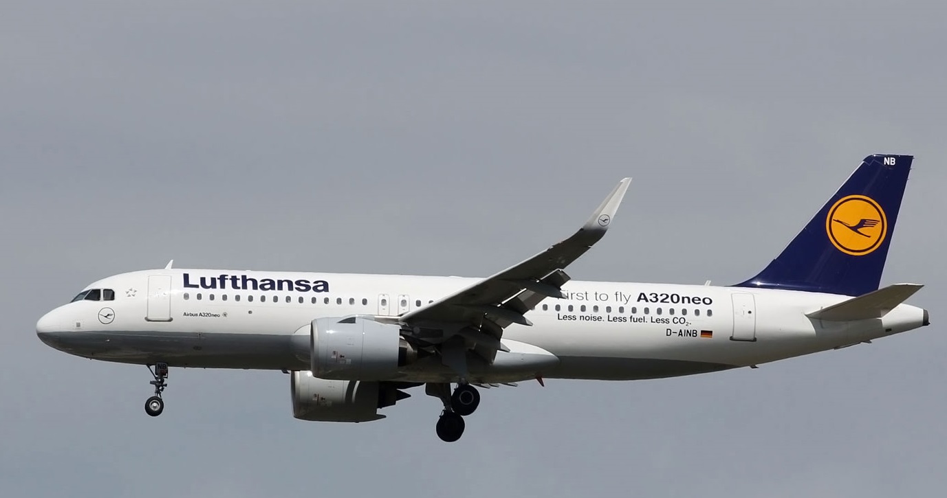 Warning Light in the Climb: Lufthansa A320neo Returns to Málaga Over Cargo Door Alert