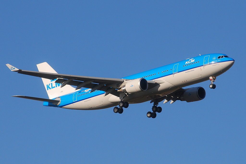 Stranded on the Runway: KLM A330 Disabled After Hydraulic Warning in Amsterdam