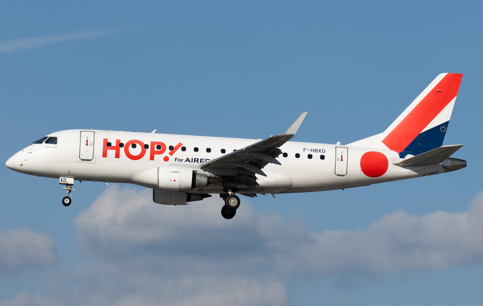 False Gear Warning Triggers Emergency: Hop! ERJ-170 Circles Toulouse Before Safe Landing