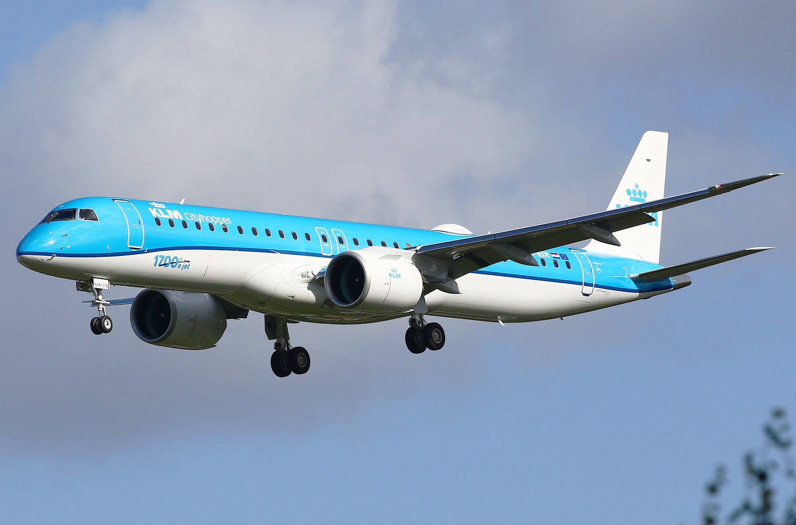 High-Speed Return: KLM Cityhopper E195-E2 Circles Back to Amsterdam After Slat Failure