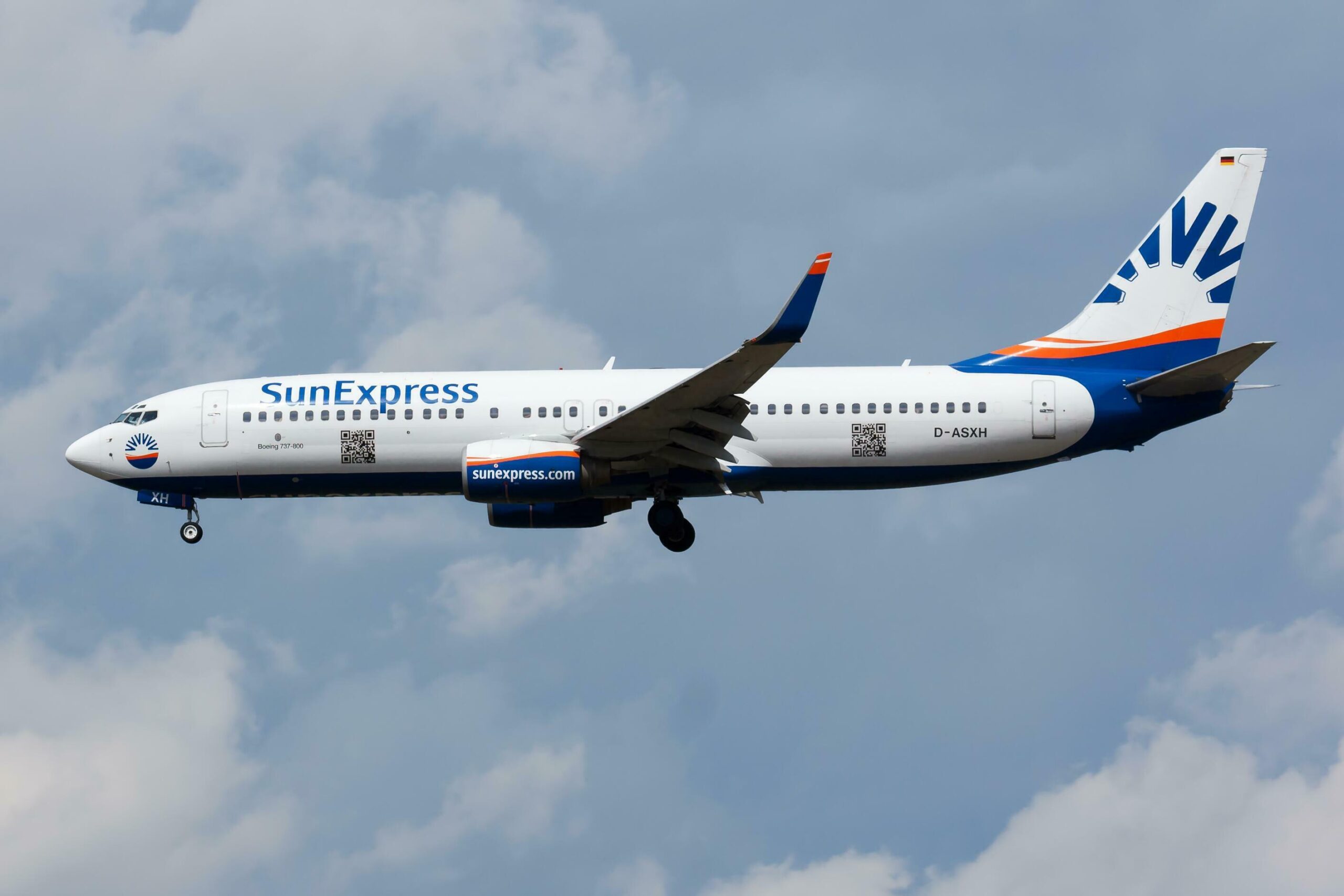 Gear Collapse Grounds SunExpress 737 in Antalya, Jet Rests on Engine During Taxi