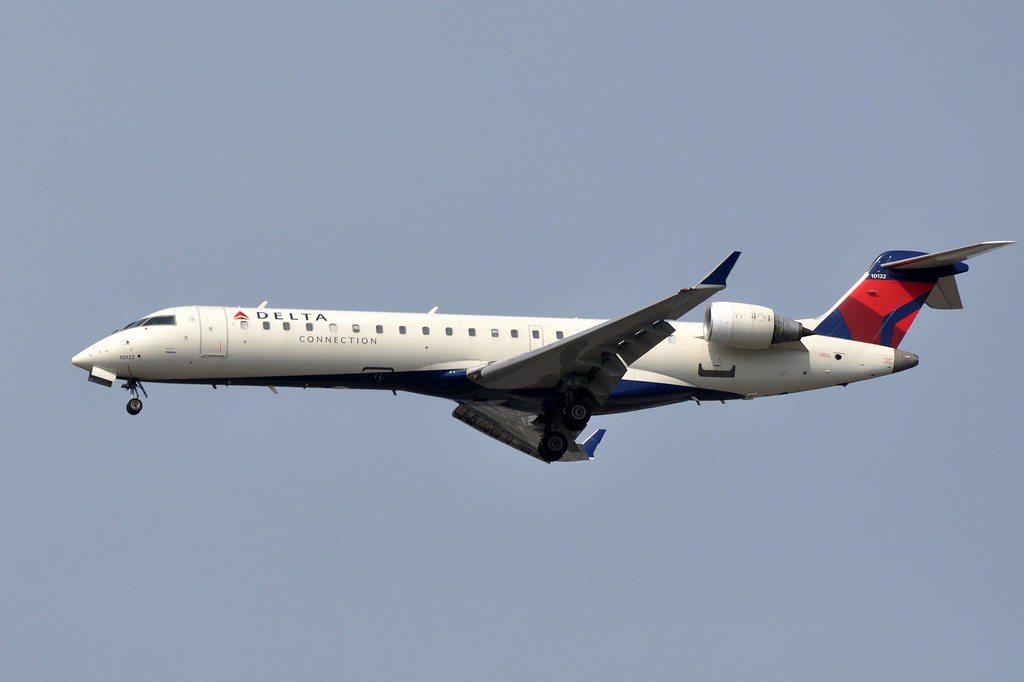 Go-Around Turns Costly: Delta Connection CRJ-700 Suffers Wingtip Strikes in Atlanta