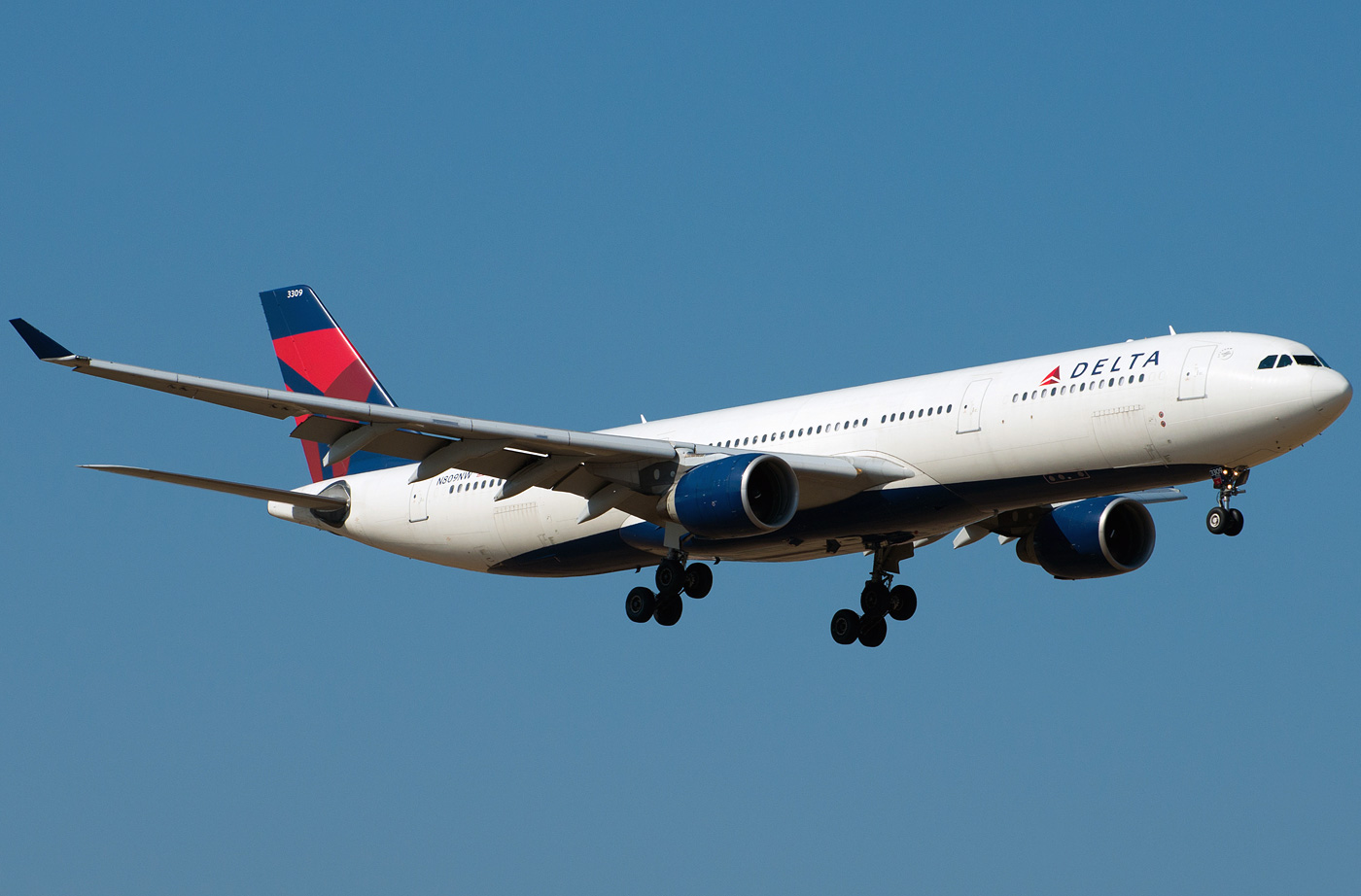 Flames Over São Paulo: Delta Widebody Returns After Engine Erupts Moments After Takeoff