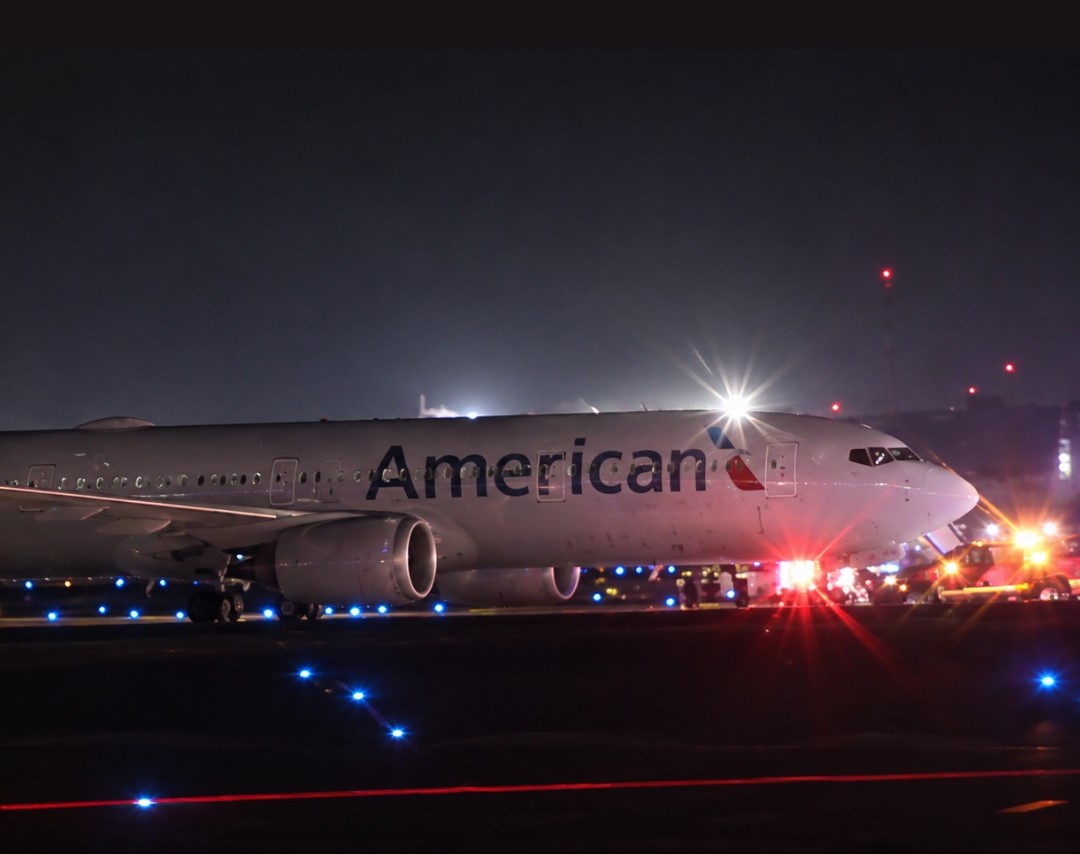American Airlines Flight From Miami Lands In Chicago With Two Flat Main Landing Gear Tires