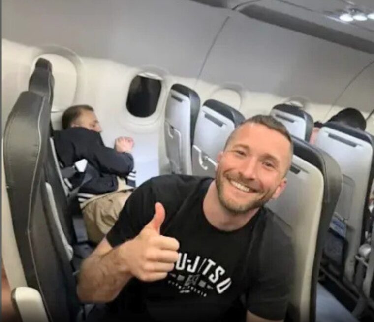 Former MMA Fighter Helps Restrain Man Who Tried To Open Plane Door On Flight To Chicago
